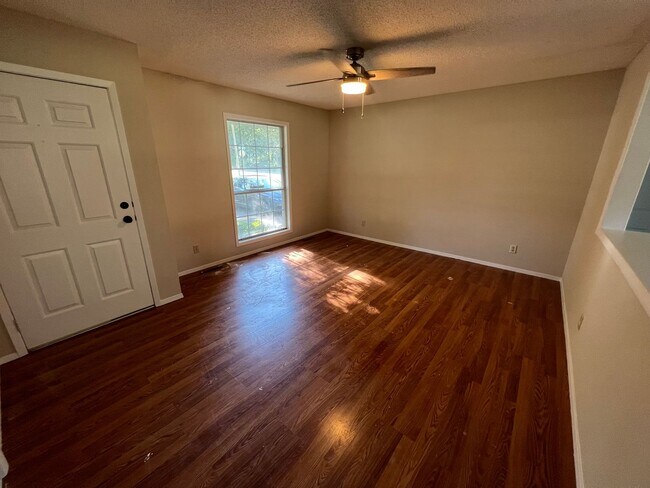 Building Photo - 3 Bed 1 Bath Republic, MO