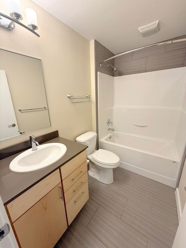 Building Photo - Charming Southside 2 Bedroom, 2.5 Bath Townhome