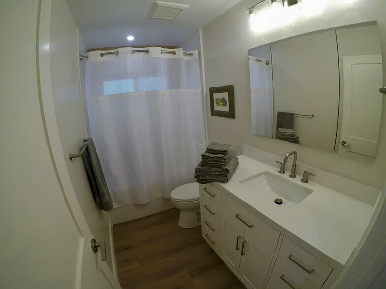 Building Photo - 4017 Del Mar Ave