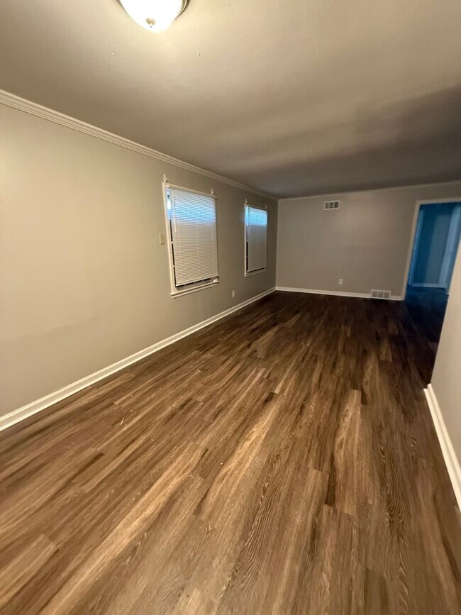 Building Photo - Charming 4 bedroom 2 bath home in Oakhaven