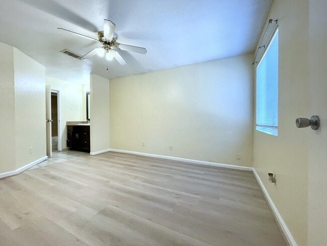 Building Photo - 752 Memorial Mews St