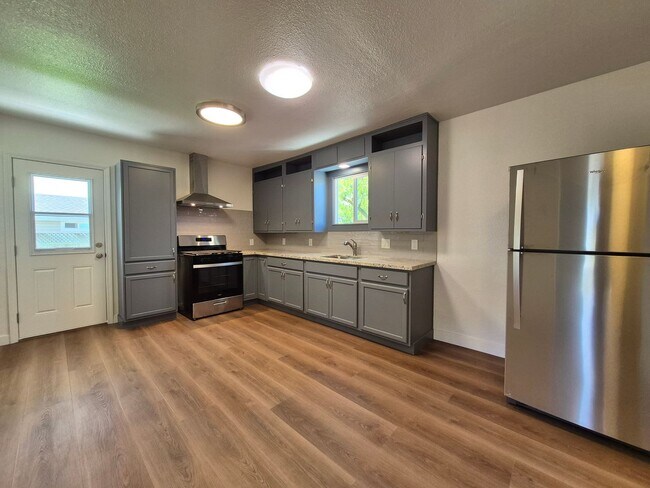 Building Photo - 3 Bedroom Home in NW Santa Rosa