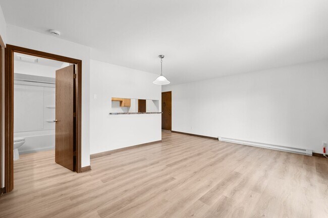 Building Photo - Renovated Lower Studio Apartment Available at our Cedar View Apartments