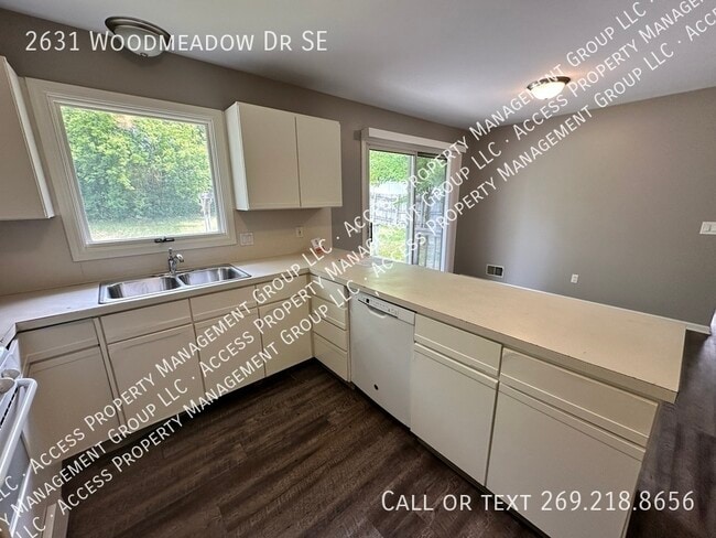 Building Photo - 2631 Woodmeadow Dr SE
