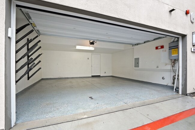 Building Photo - Gorgeous Tri-Level Townhome with Attached ...
