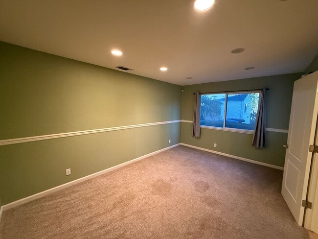 Building Photo - Large two story in Rose Hollow neighborhoo...