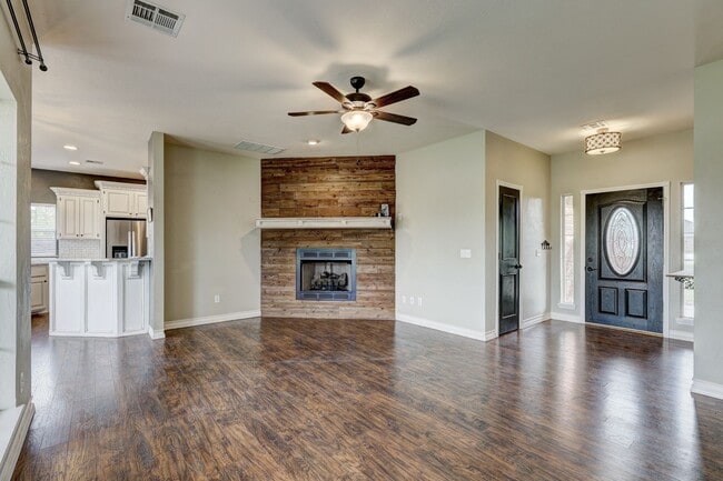 Building Photo - 1605 Silver Oak Dr