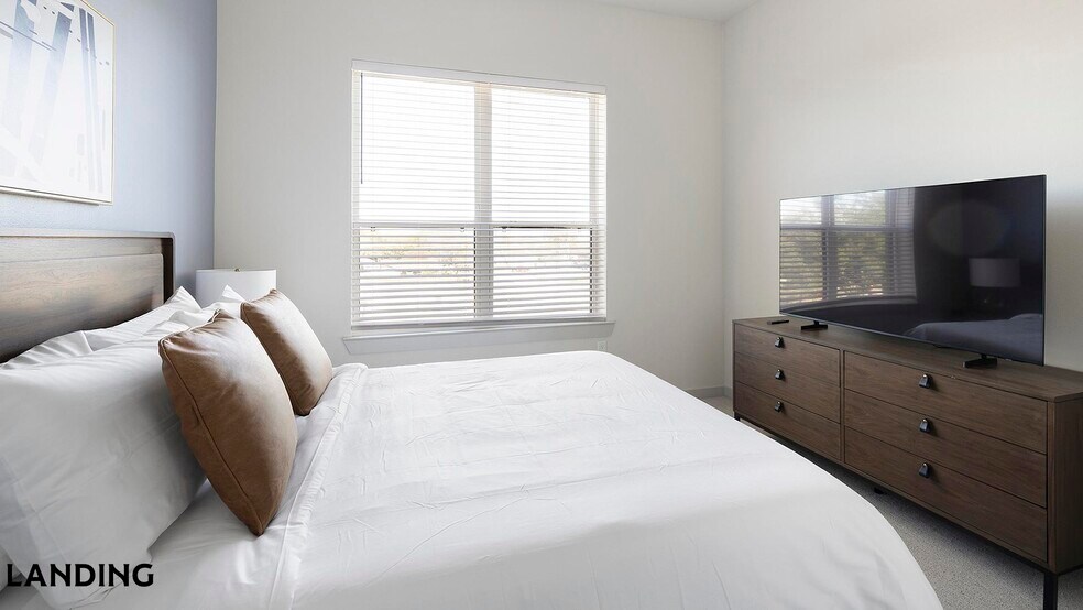 Building Photo - 1345 E 15th St