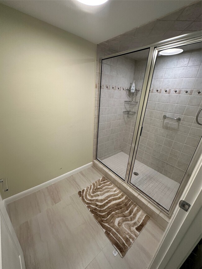 Building Photo - 9400 Doliver Dr