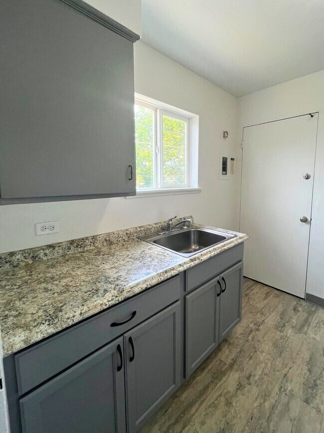 Building Photo - (UNM)  2 bed/1 bath Apartment