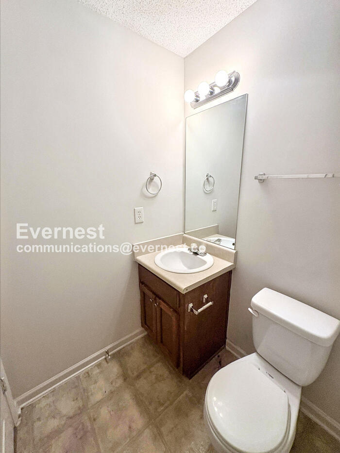 Building Photo - 8646 Thomas Ln