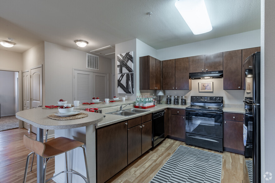 2BR, 2BA - 943 SF - Campus Quarters