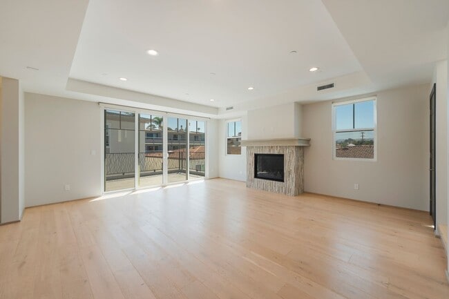 Building Photo - 112 S Francisca Ave