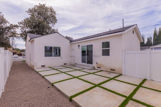 Building Photo - 17601 Hamlin St