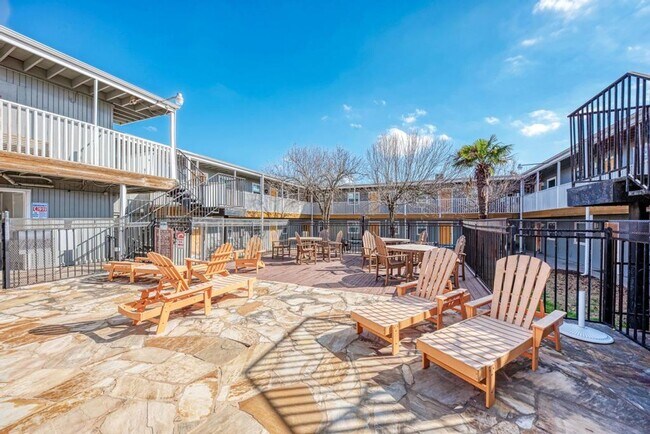 Building Photo - Amazing 1 bedroom off Manor rd.  Central Austin at its finest