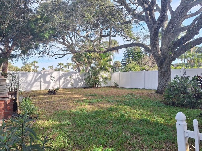 Building Photo - WALK TO THE BEACH - 3BR 2BA PARTIALLY FURNISHED