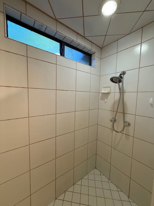 Building Photo - Gated Private Studio just minutes to downt...