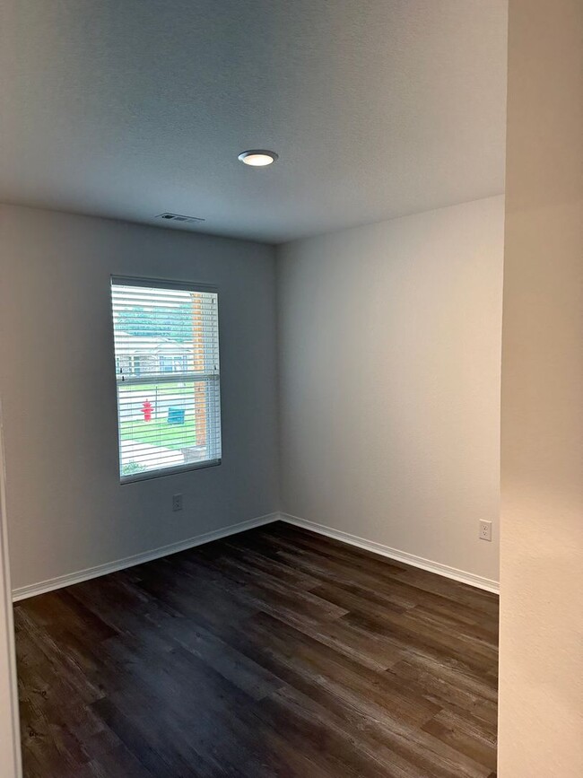 Building Photo - *Pre-leasing* NEWER Three Bedroom | Two Ba...