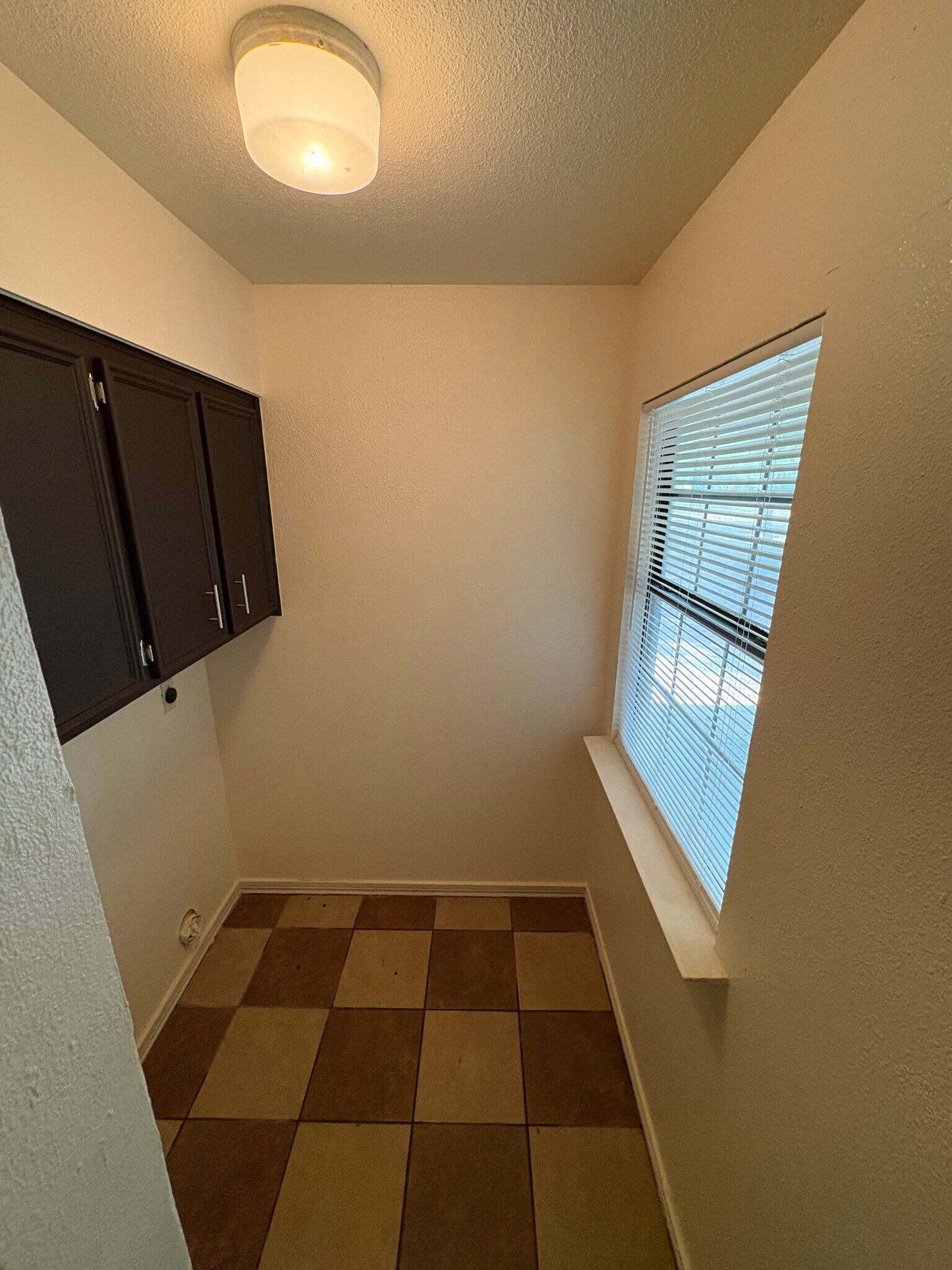 Building Photo - 489 Northwood Cir