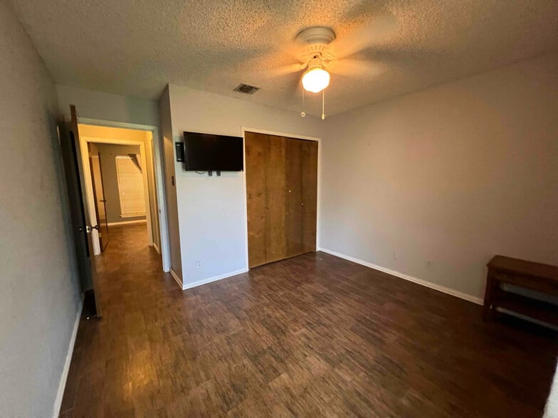 Building Photo - 6210 Welles Creek Dr