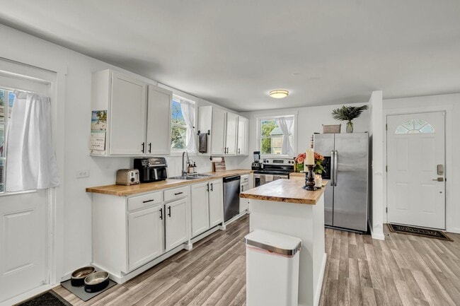 Building Photo - Charming Cottage with Modern Upgrades in Hanahan