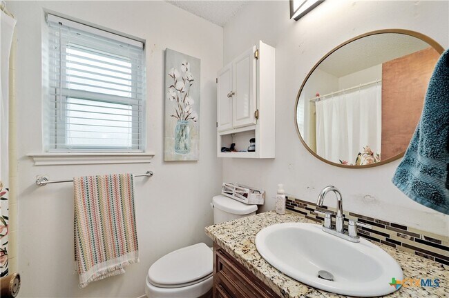 Building Photo - 104 Lago Vista