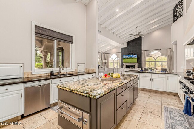 Building Photo - 6050 N Paradise View Dr