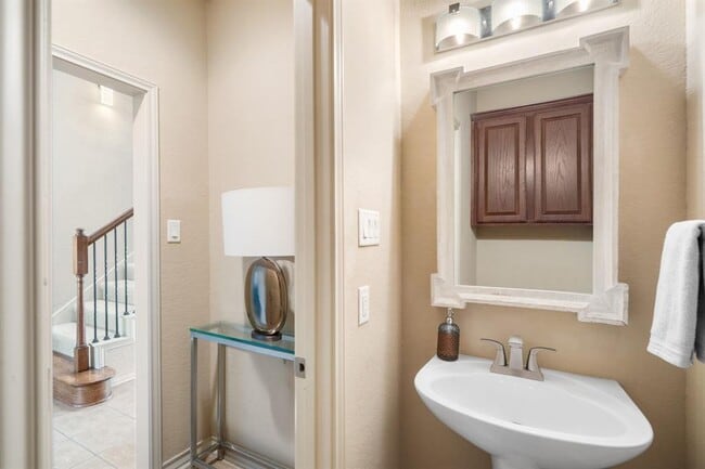 Building Photo - 970 Parkview Dr