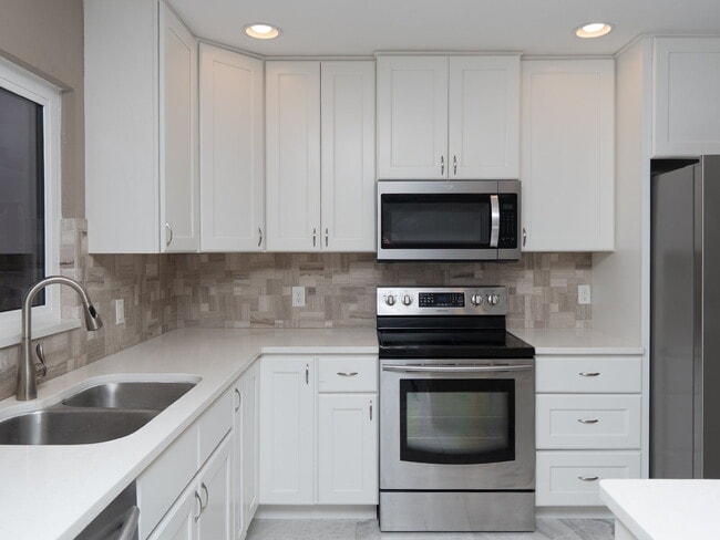 Building Photo - 153 Hourglass Dr