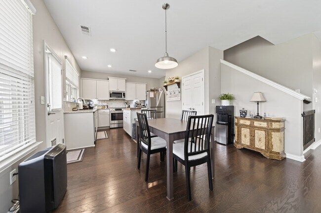 Building Photo - 404 Black Thorn Ln