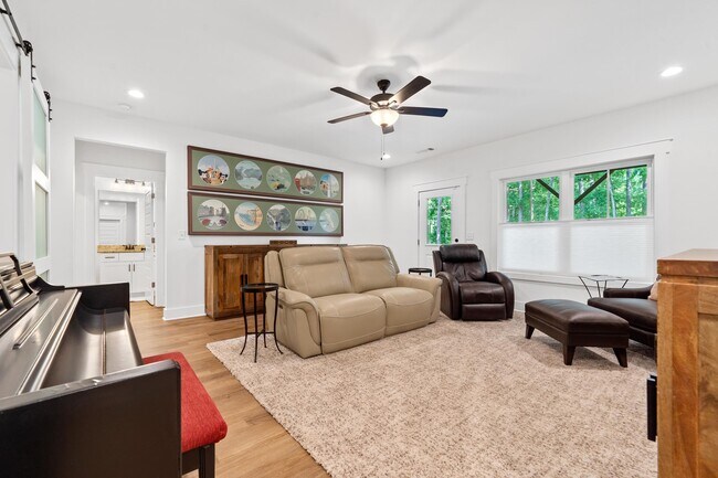 Building Photo - 1100 Hidden Hills Cir