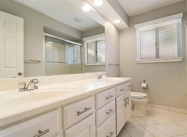 Building Photo - EXQUISITE Hillside Home