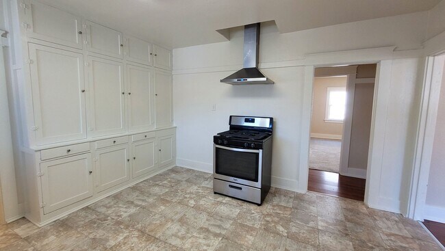 Building Photo - Vacancy at Whittier Duplex!