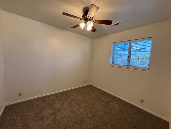 Building Photo - DARLING TOWNHOME FOR RENT!