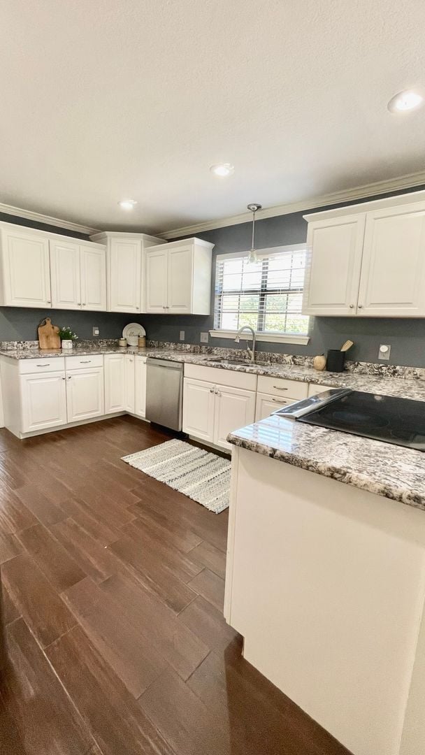 Building Photo - Gorgeous Pool Home w/ 4bd /2.5ba/Fireplace