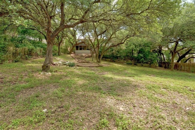 Building Photo - 1928 Holly Hill Dr