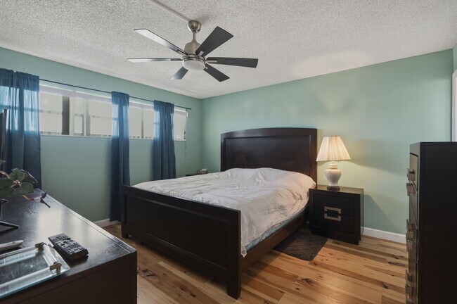 Building Photo - 9420 S Hollybrook Lake Dr