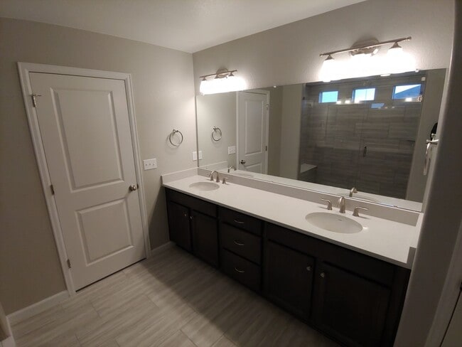 Building Photo - Gorgeous 4 Bed 3.5 Bath in Fantastic Location