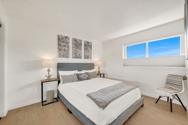Building Photo - Darling Fully Furnished Condo Bathed in Natural Light