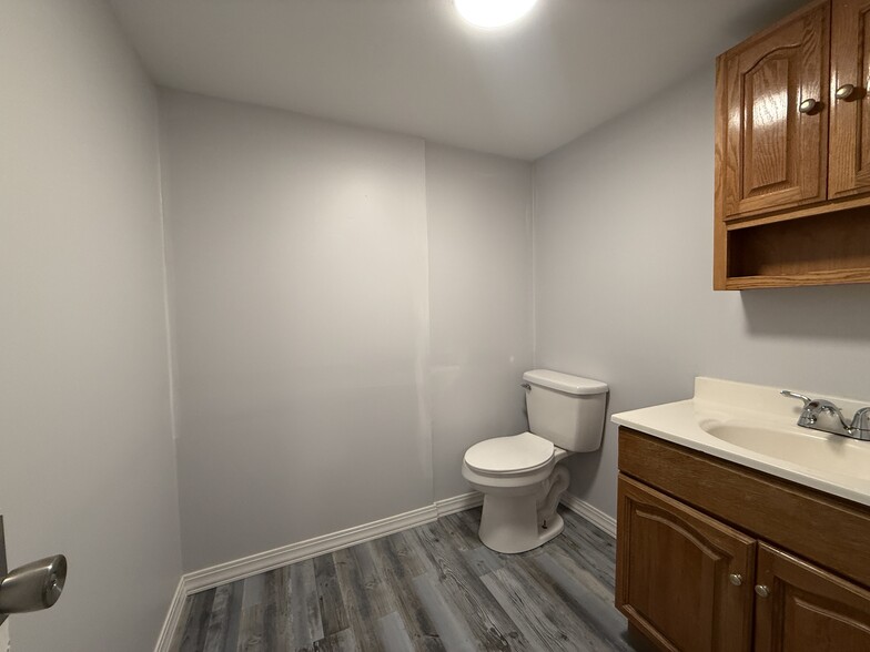 Building Photo - 2604 Eastview Dr