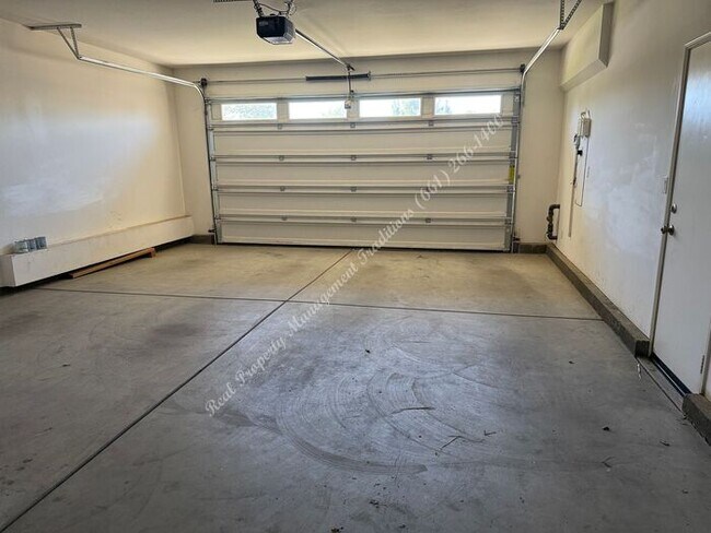 Building Photo - *** Please call us @ 661-266-1400 for information on availability, showings and applications proc...