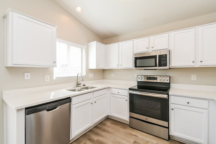 Building Photo - 39173 Kelly Cir