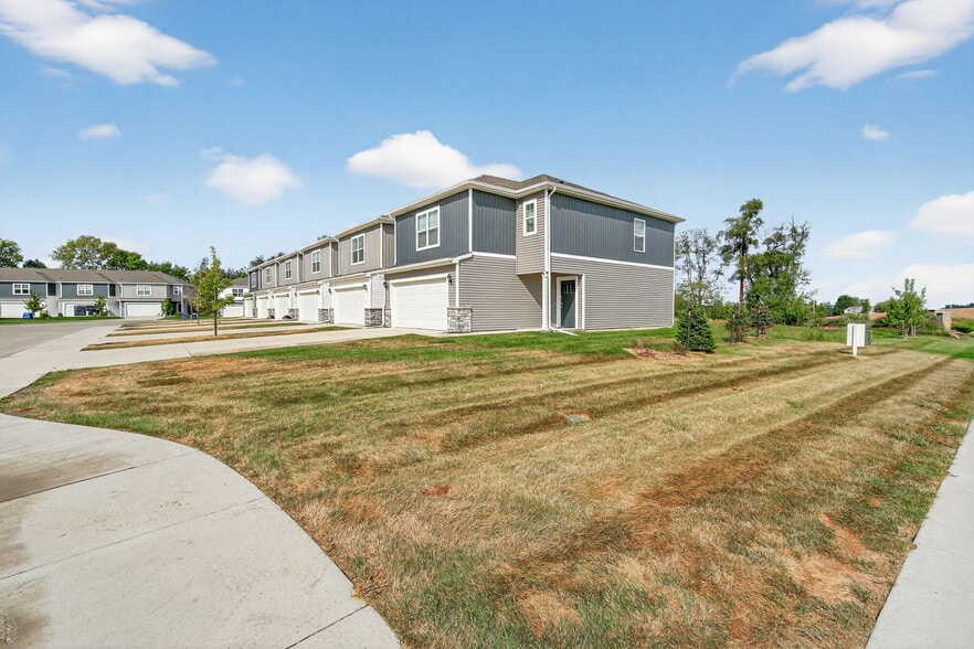 Building Photo - 2541 SE Hawkins Dr