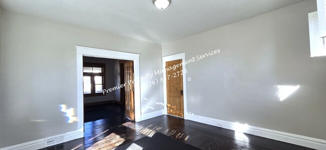 Building Photo - 922 Winslow Ave