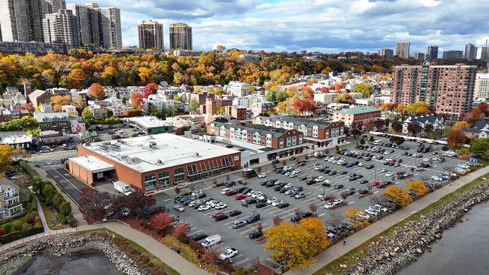 Building Photo - 905 River Rd