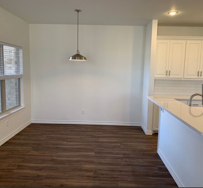 Building Photo - Brand new open concept quartz countertops