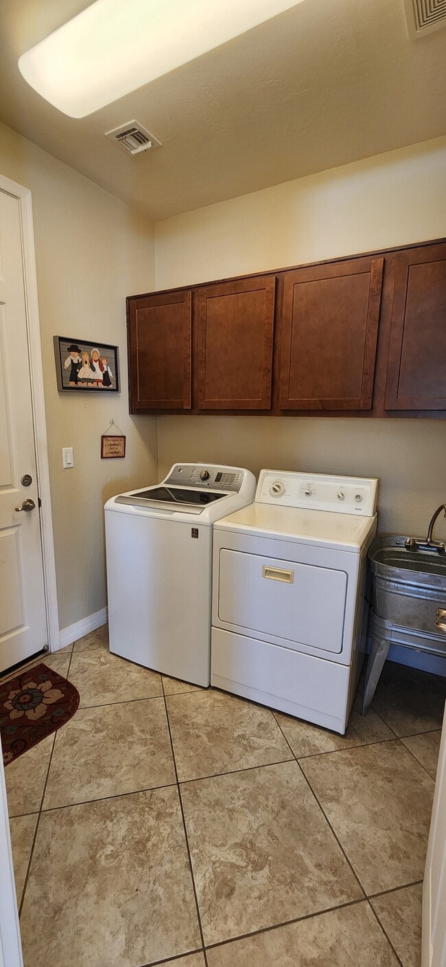 Building Photo - 2490 W Pollo Cir