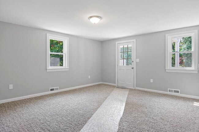 Building Photo - Coming Soon! Spacious 3 Bedroom, 1 Bath Ho...