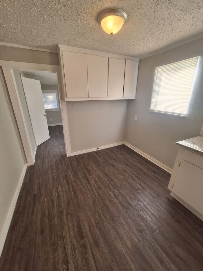 Building Photo - 2 bedroom, 2 living and 1 bath