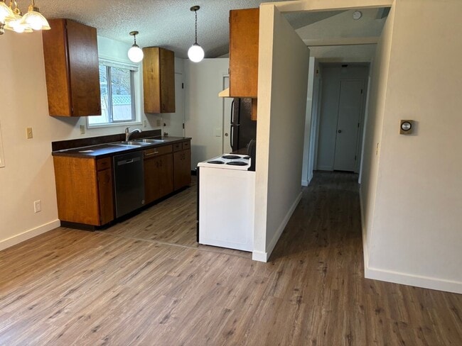 Building Photo - 5555/5545 Gill St